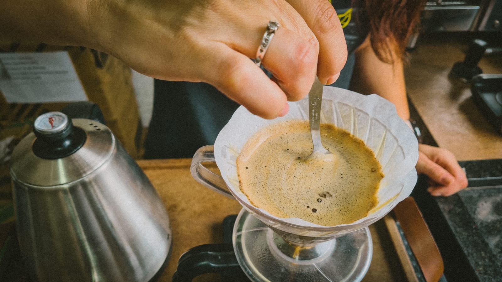Mexer ou não mexer seu café coado?