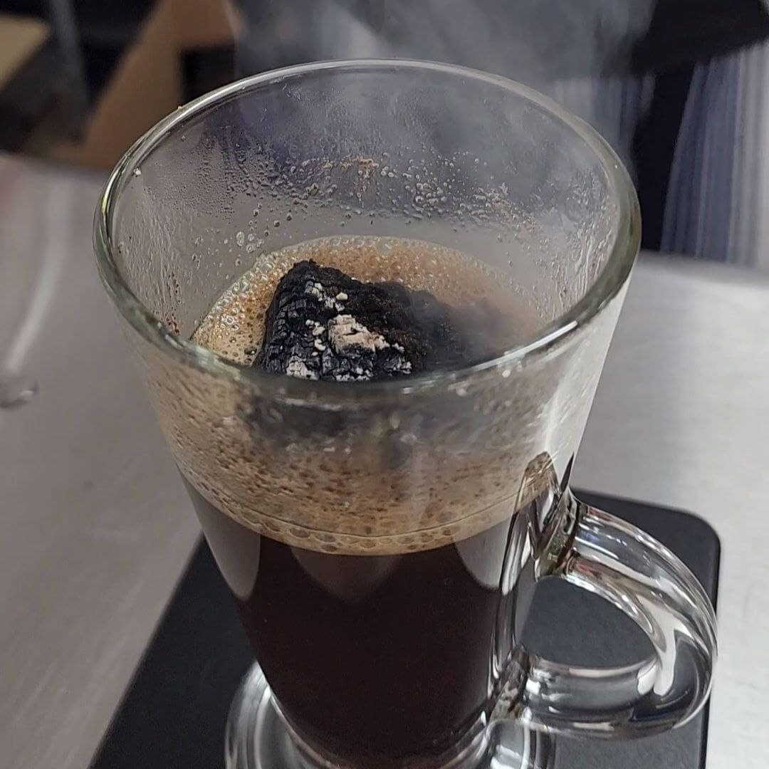 Testamos e provamos o Kopi Joss, o café com carvão