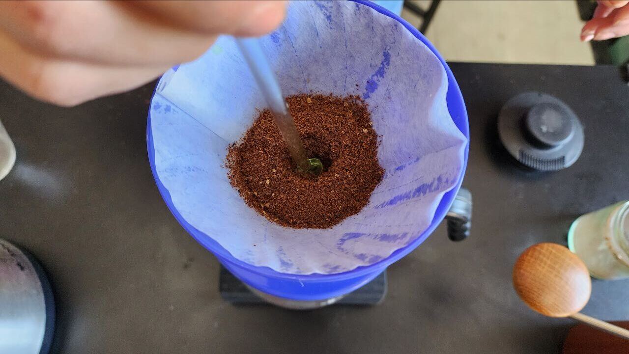 Porque fazer um furo no leito do café moído antes de começar a extração?